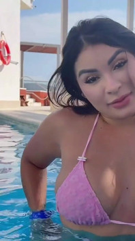 La Bella Turista Colombiana Gioca E Viene Scopata Da Uno Sconosciuto Che Incontra in Un Resort Molto Prestigioso