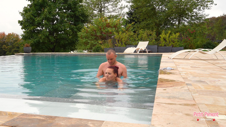 Petitpiment: Kesayanganku meniduriku di kolam vila!