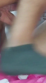 Můj nadržený soused saje mého ptáka velmi bohatého a pak mě požádá, abych zastavil jeho těsný zadek