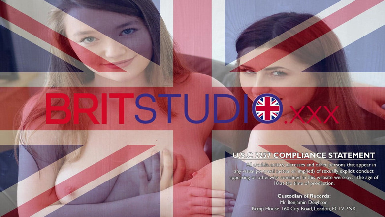Brit Studio: 大学の女の子搾乳テーブルと大規模な兼ショット