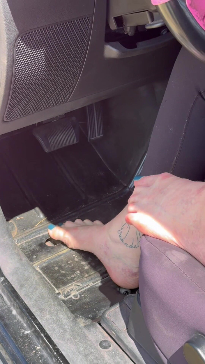 Peppermint Giantess: Pedał pompowania Rozmiar 16 stóp w Jeep obcasy i boso