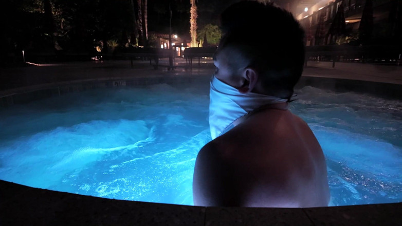 barenakedboy: Dewi otot Asia berwap: tab mandi panas flex, usik pantat &amp;...