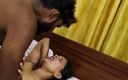 Xtramood: Una india después de sexo en la noche del baño