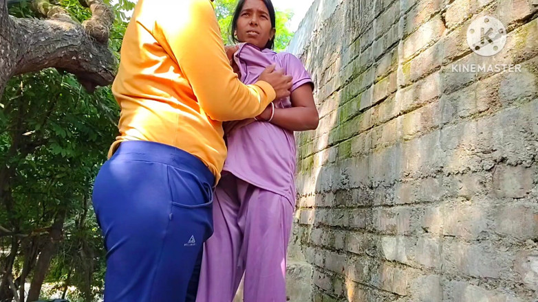 Premi pooja: Hombre desconocido, y india caliente al aire libre, afuera se...