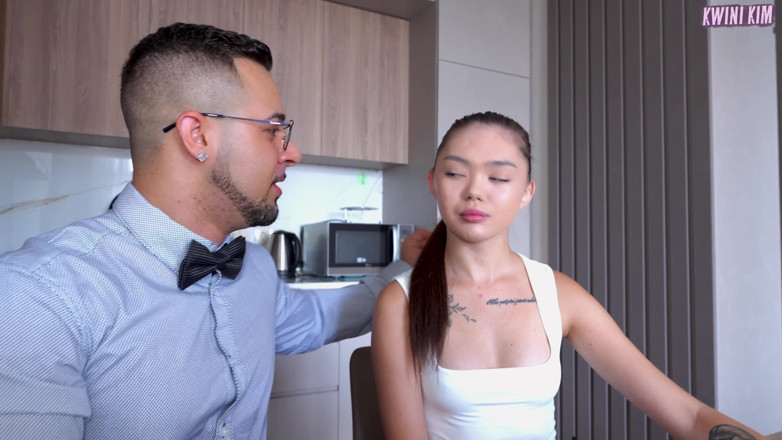 Kwini Kim: Giovane moglie asiatica e suo marito in un imbarazzante threesome...