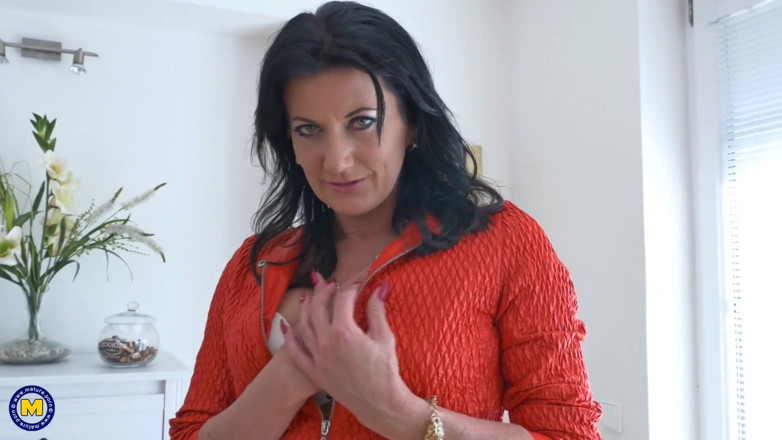 Mature Solo NL: Fantastische rijpe vrouw op hoge hakken pleziert zichzelf op de...