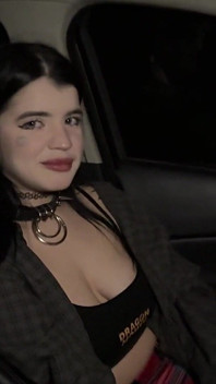 Alt-flickan bestämde sig för att sträcka sina våta hål med en taxichaufförens saftiga kuk.