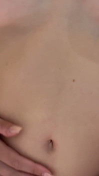 Mia Pixie quiere tu pequeña polla llenando su ombligo