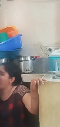 Yerli işçi karım dikkati dağıldığında sikişiyor ve emiyor