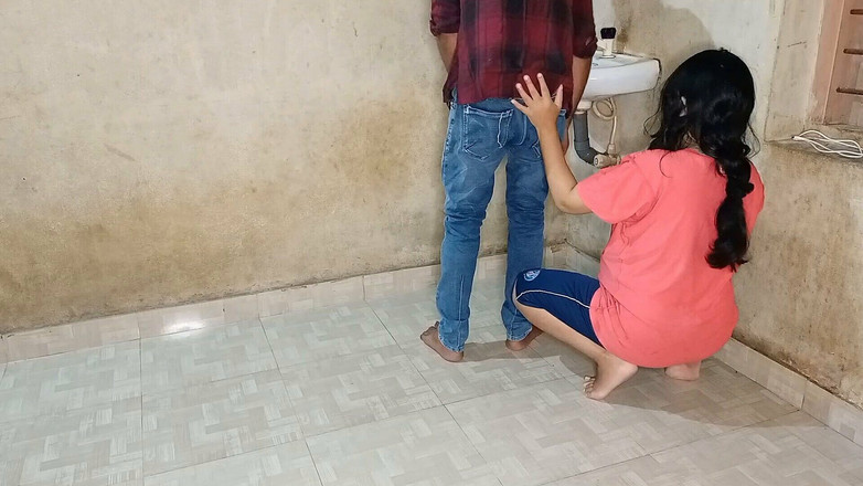 Queenrima: 孤独なバビは、若い配管工によってバスルームで彼女の猫をかゆくしました