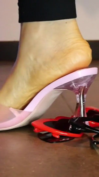 Menghancurkan kacamata hitam dengan asmr sandal