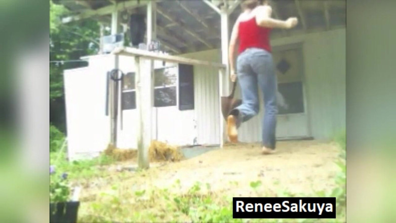 Renee Sakuya: Ausgesperrt, gärtnern, in jeans pinkeln, unfall