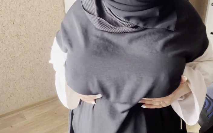 Lux Eva: Muslimská žena masturbuje v hidžábu