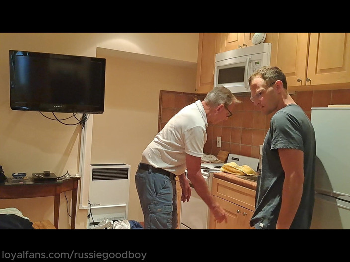 Russie Goodboy: Джей Тейлор вибиває член свого великого вітчима для збудженого хлопця, щоб глибоко смоктати горло і насолоджуватися