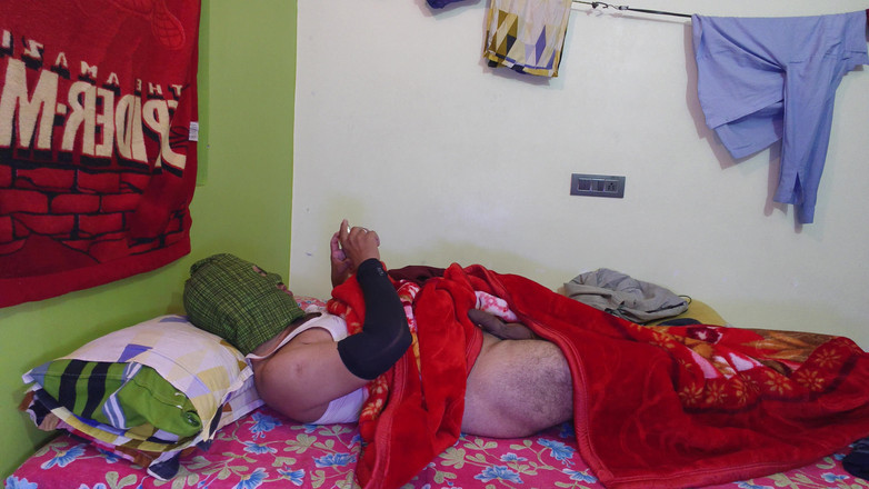 Hotty Mona: Сексуальная индийская девушка сосет большой черный хуй на ее модельных пробах