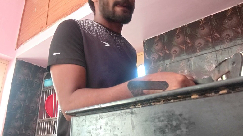 KUMBHA MANOJ KUMAR: Xhard - osoba publiczna w wiosce