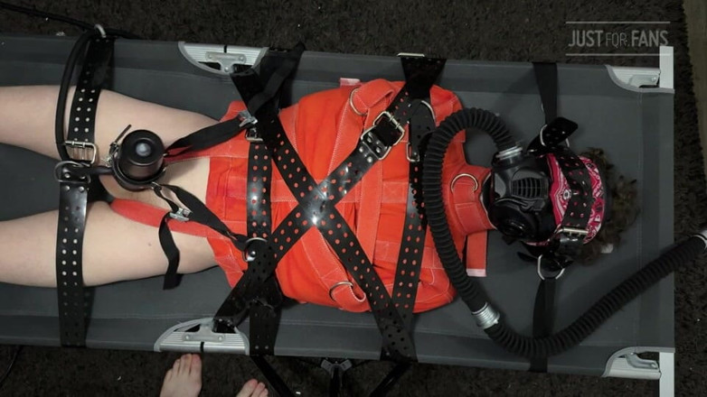 Inmate Cody and SubEdgeX: Bondage Twink atada al campamento en camisa de fuerza y...