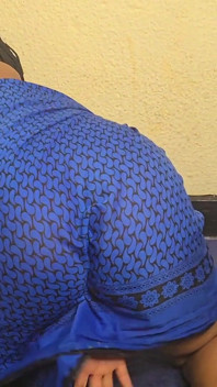 Mulher rica se masturba em sua piscina