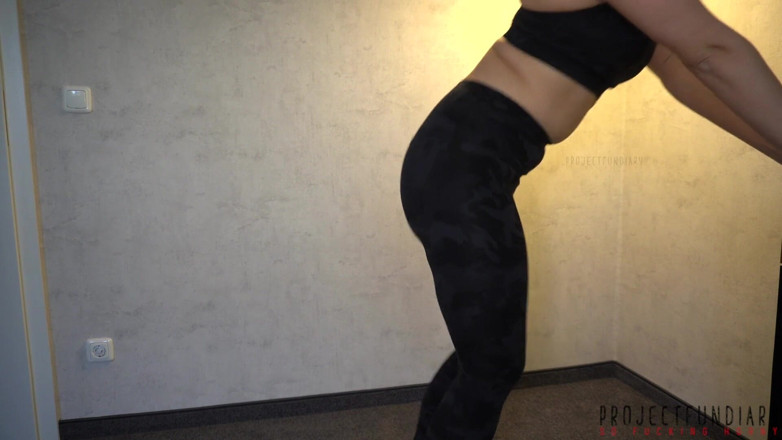 Projectsexdiary: Une fille dans un pantalon de yoga moulant reçoit un...