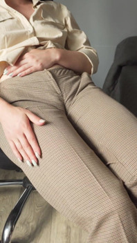 Đồng nghiệp nghịch ngợm quyến rũ bạn với cái ngón chân mập mạp của cô ấy trong quần dài