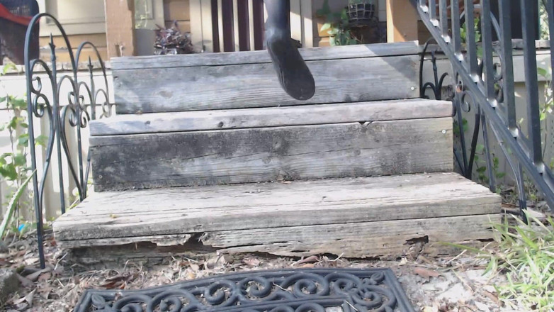 PandoraSG: フラットの階段を足踏みで踏み鳴らす屋外