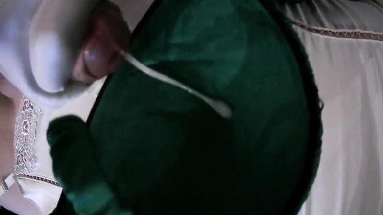 Leatransteen: Masturbarsi e sborra sul reggiseno verde