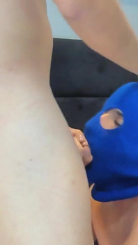 Slanke twink zuigt de enorme lul van een grote Colombiaanse mannelijke str8
