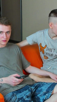 Exploration des tétons d’Alex et de leur sensibilité