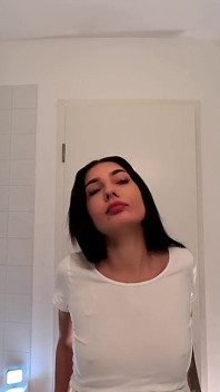 O studentă sexy și incitantă zveltă își scoate chiloții să-și expună pizda rasă strâmtă sub fustă
