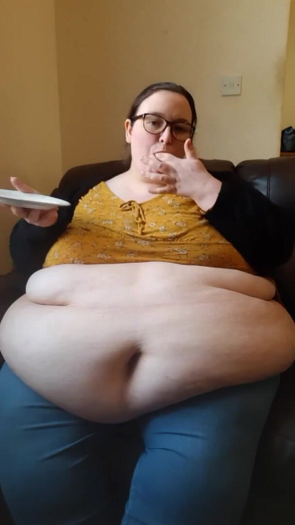 SSBBWLadyBrads: Une SSBBW mange un gâteau au ventre