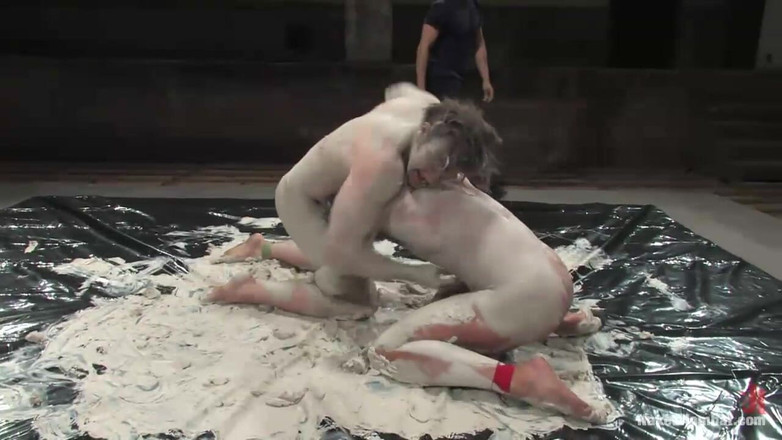 Naked Kombat: Colby Keller vs Dakota Rivers Mud Zápas