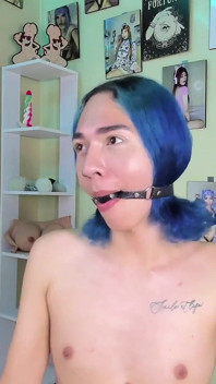 Tu sumisa mariquita te da una mamada