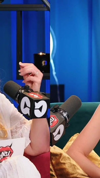 Pourquoi Ellie James veut que tu lui touches les seins