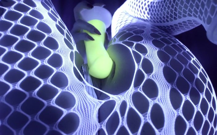 Petite Asian hefburg: Cosplay de blacklight en la zona crepuscular