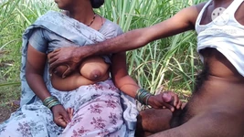 Istri India ngentot gaya doggy habis-habisan di luar ruangan - audio marathi kontol besar