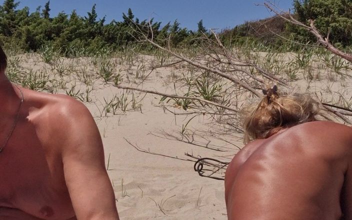 Gigi and David: Nudist Beach Stripchat Sex Show Gigindave iubita transsexuală Întâlnire publică pe...