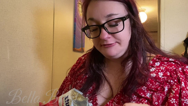 BellaBlast: Yakın röntgencilik gulp, chug ve geğirme! Bella Blast