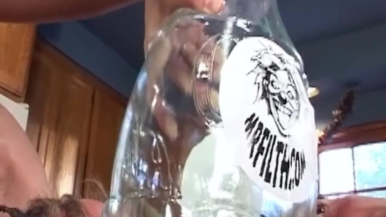 Bangora sluts: Madura milf estirada por masiva inserción de botella