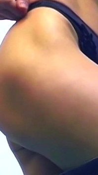 Verführerische brünette strippt und fingert wild ihre tropfende muschi