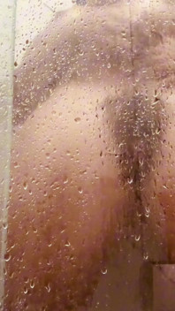MILF filmt sich selbst beim waschen ihrer haarigen muschi im badezimmer