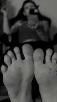 Hey perdente guarda i miei piedi sporchi la tua dea italiana