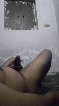 Indický chlapec masíruje olejem a masturbuje svého velkého ptáka v ložnici sexy učitele, zatímco učitel tam nebyl