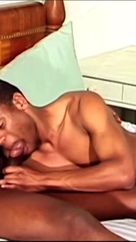 Casal latino negro de Backdoor_scene 1_muscular fode as bundas um do outro com uma camisinha