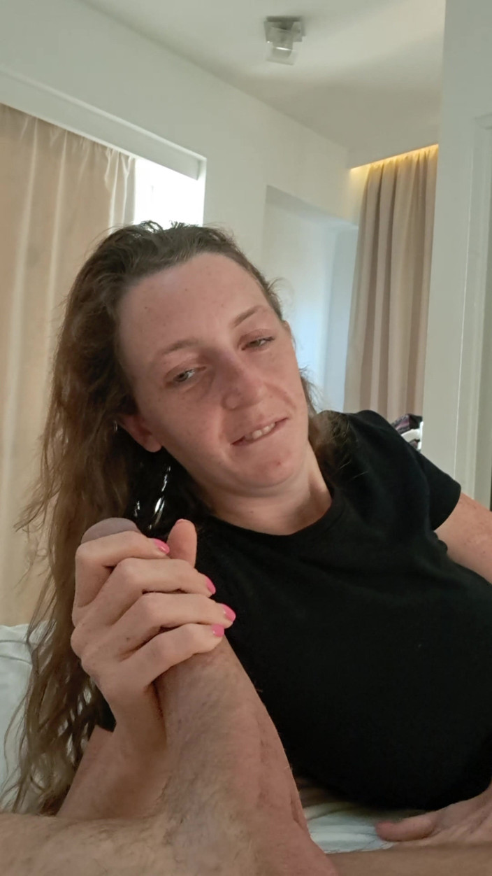 ScottishSweetie: Îi sug pula de la moale la 9 inci, pula lui...