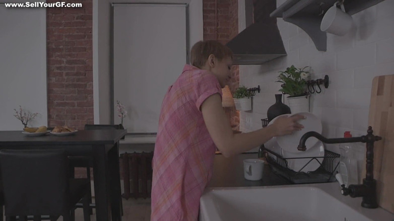 Sell Your GF: Minyon kız yabancının yarağını seviyor