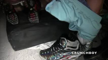 Sneaker gay: Schlampe mit faust und fußfistin mit turnschuhen demütigung unterworfen