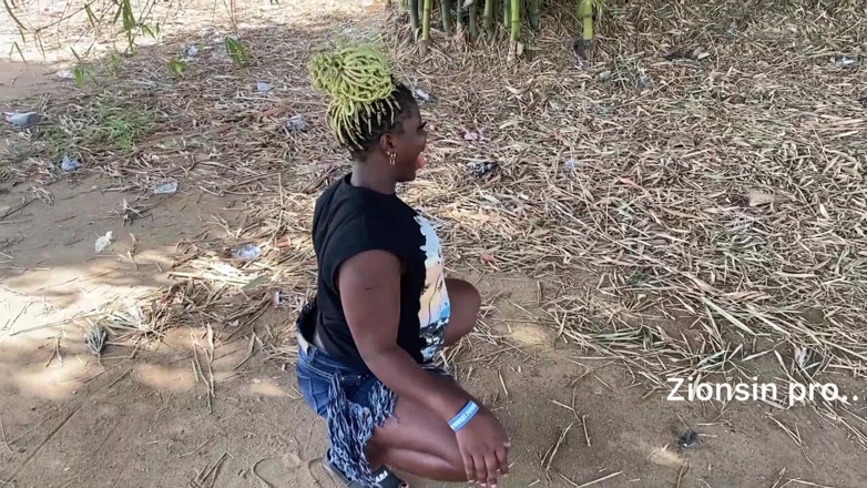 Zion: Afrikanisches Sexy Schwarzes Ebenholz-mädchen Tanzt in Der Öffentlichkeit Mit Lachen