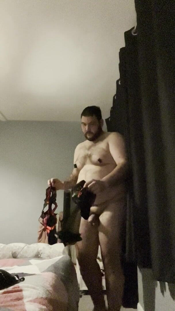 Shaun Cbt: Travestiti anal au cătușat pula și mingea cu sfârcuri cu piercing