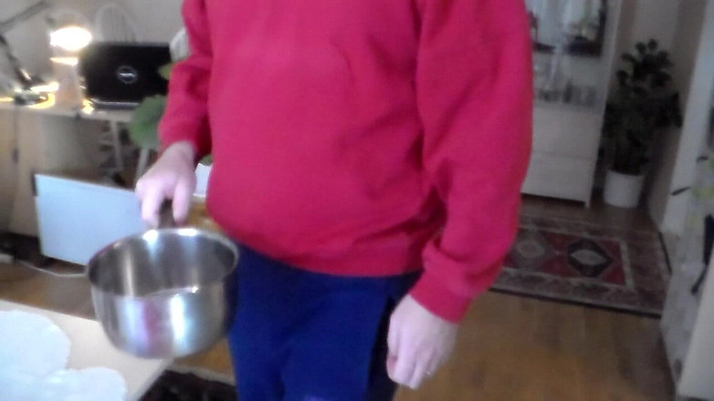 Sex hub male: 부엌에서 오줌 싸는 John