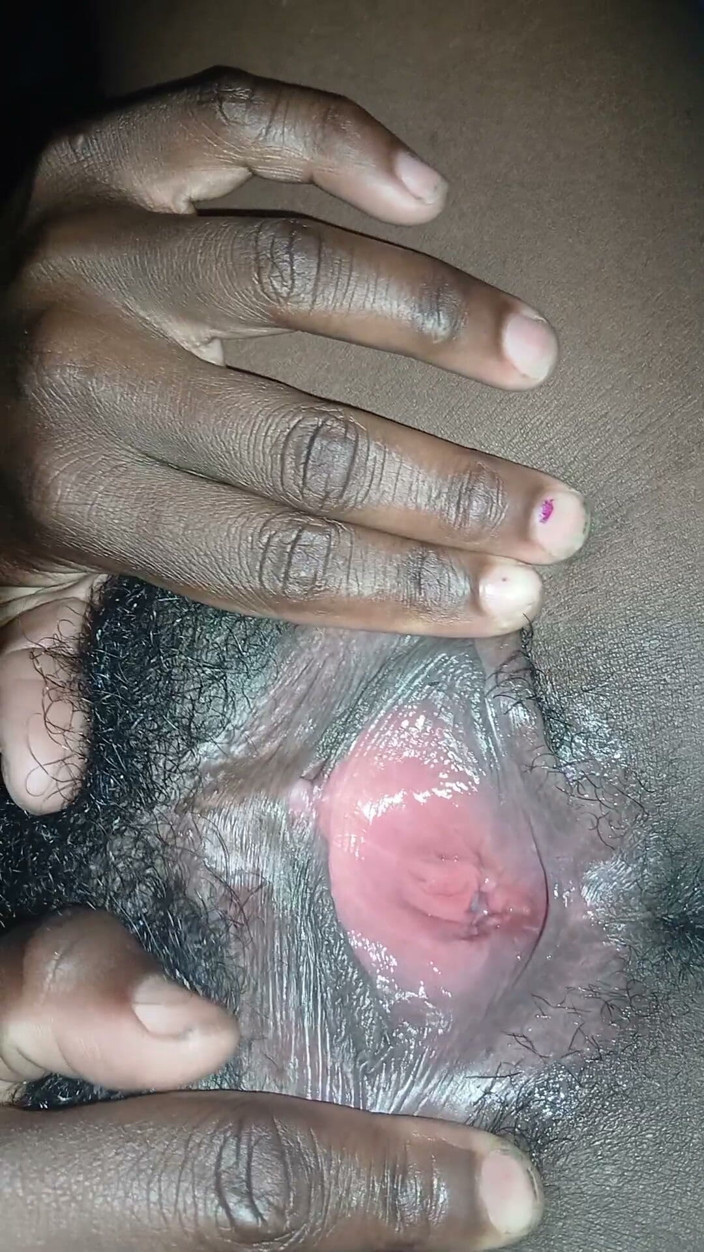 Lezzycum: Amica magra allarga la sua figa pelosa per farla scopare...